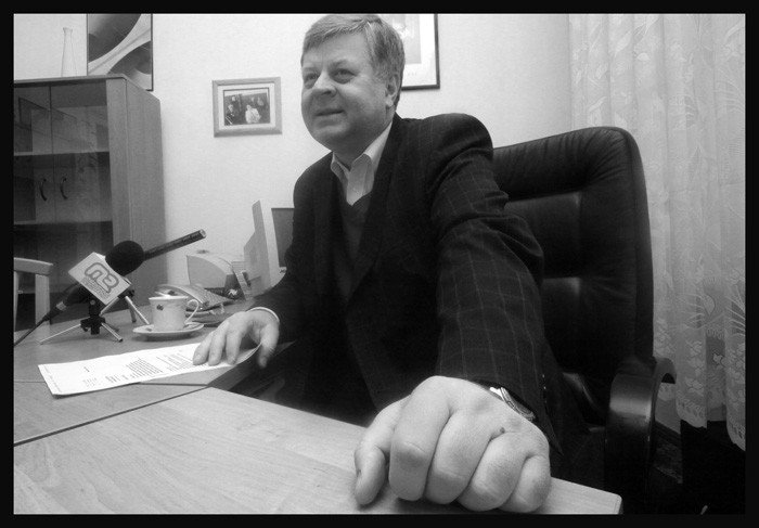 Poseł Jerzy Szmajdziński podczas ostatniej konferencji prasowej. 21 grudnia 2009.