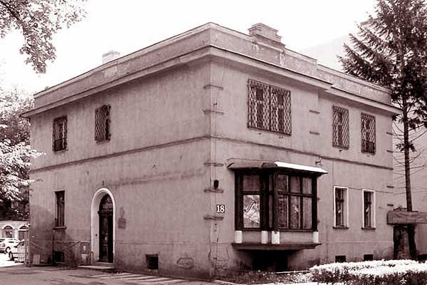 Widok na dawne milicyjne imperium z ulicy Bohaterów Getta. W tle komisariat, z lewej – paszportówka.