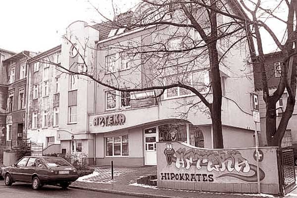 Dzisiejsza Szkoła Podstawowa nr 2 w dawnej okazałości. Na pierwszym planie: uczennice z dobrych domów.