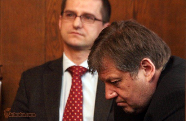 Andrzej Latuszek w ratuszu podczas sesji rady miasta, na której radni pozytywnie zaopiniowali decyzję o sprzedaży PEC. 23 lutego 2009