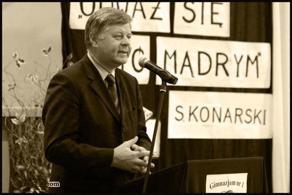 Poseł Jerzy Szmajdziński na inauguracji roku szkolnego 2008/09. 1 września 2008, Gimnazjum nr 1 w Jeleniej Górze
