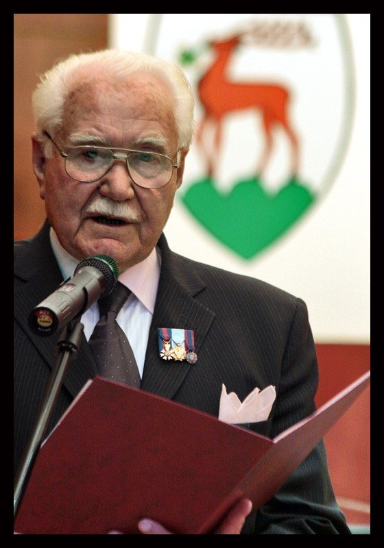 Ryszard Kaczorowski w Filharmonii Dolnośląskiej dziękuje za tytuł Honorowego Obywatela Jeleniej Góry. 1 lipca 2009.