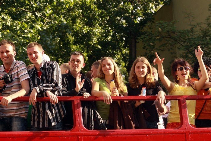 Wesoły piętrus ze studentami podczas ubiegłorocznych Juwenaliów.