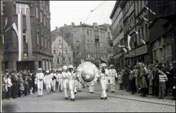 Pochód pierwszomajowy – lata 60. XX wieku. Ulica 1 Maja – Jelenia Góra.