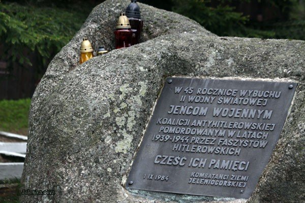 skromna-pamiec-o-ofiarach-wojny-27534