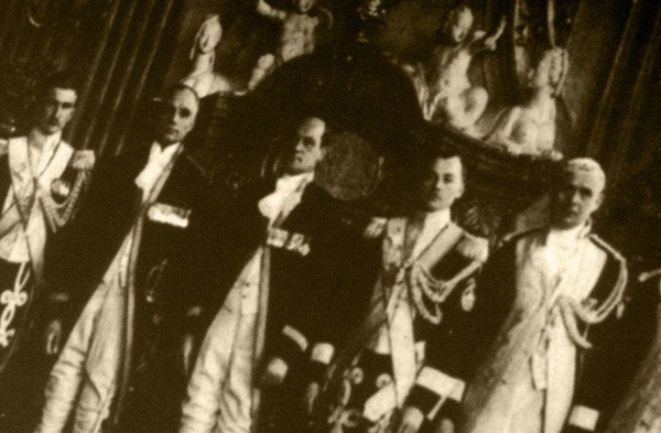 ludzkie-sekrety-poteznej-warowni-27589