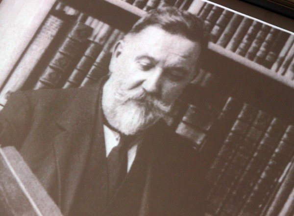 ludzkie-sekrety-poteznej-warowni-27589