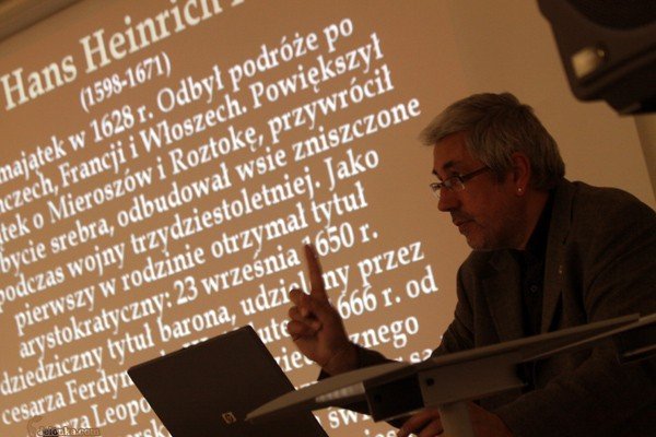 ludzkie-sekrety-poteznej-warowni-27589