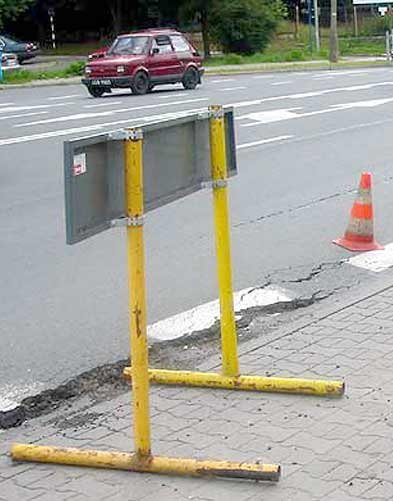 Przystanek na przeciwko zajezdni został wyłączony z eksploatacji.