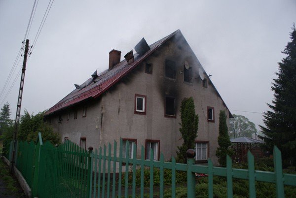 wyskoczya-z-pietra-ratujac-sie-przez-zywioem-27760