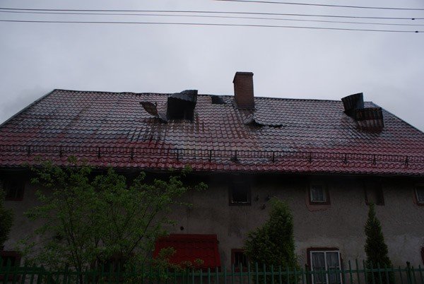wyskoczya-z-pietra-ratujac-sie-przez-zywioem-27760