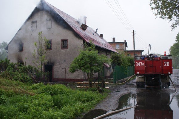 wyskoczya-z-pietra-ratujac-sie-przez-zywioem-27760