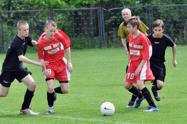 Trampkarze KKS w meczu z Piastem Zawidów