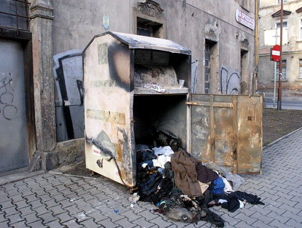 Niechlubna wizytówka miasta: spalony i opróżniony kontener PCK, a w tle – zrujnowany zabytek. Scenka z ulicy Piłsudskiego.