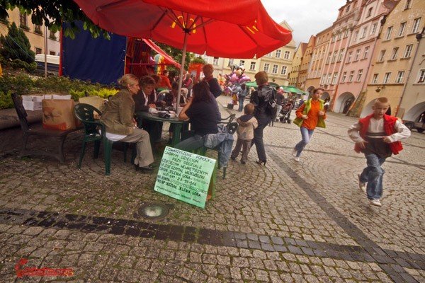 czasem-sonce-czasem-deszcz-nad-rynkiem-27940