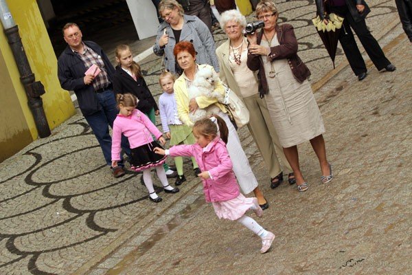 czasem-sonce-czasem-deszcz-nad-rynkiem-27940