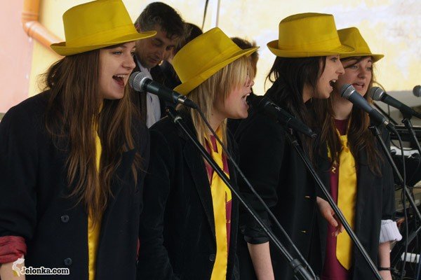 czasem-sonce-czasem-deszcz-nad-rynkiem-27940