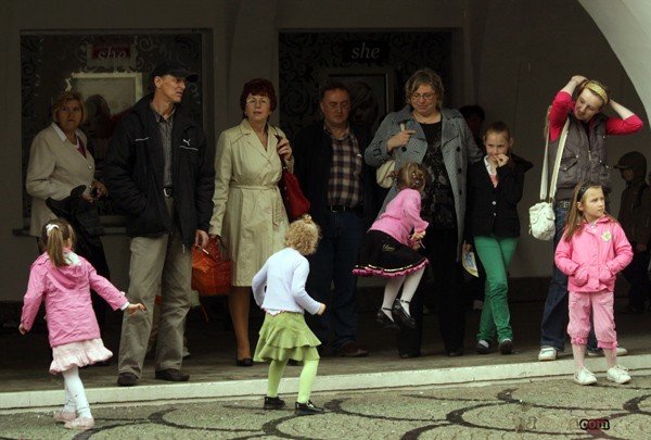 czasem-sonce-czasem-deszcz-nad-rynkiem-27940