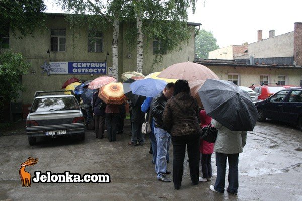 stali-w-ulewie-odeszli-z-kwitkiem-27999