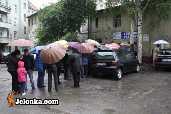 stali-w-ulewie-odeszli-z-kwitkiem-27999