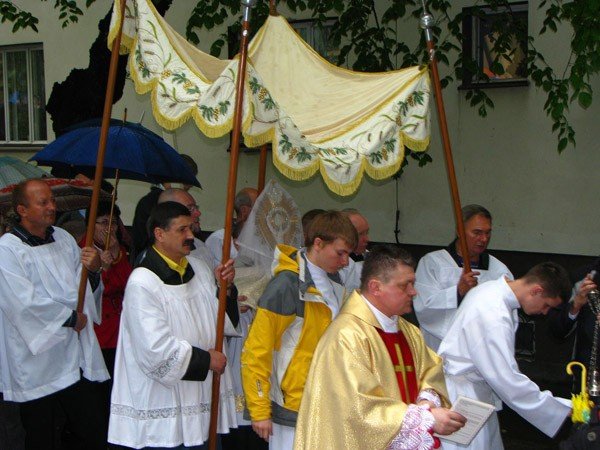 deszcz-zmy-procesje-na-boze-ciao-28017
