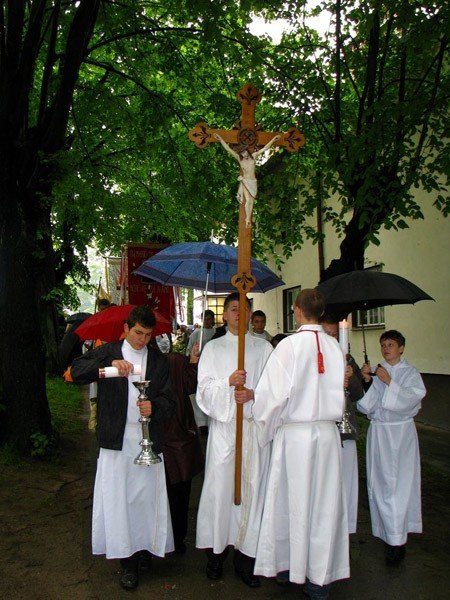 deszcz-zmy-procesje-na-boze-ciao-28017