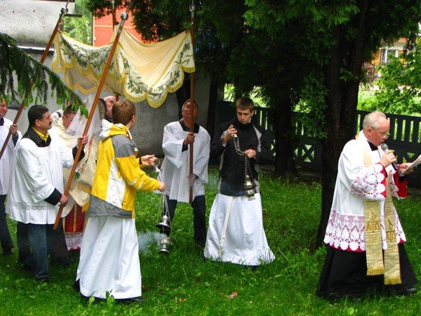 deszcz-zmy-procesje-na-boze-ciao-28017