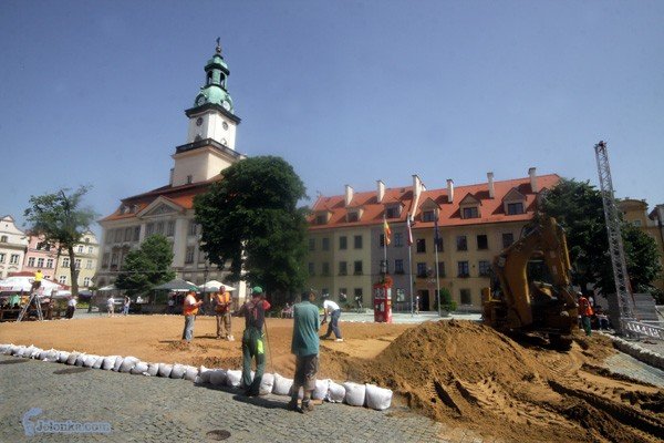 Sztuczna plaża została usypana na placu Ratuszowym dziś przed południem.
