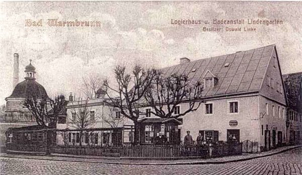 Schlossplatz sfotografowany z przeciwnej strony. Basenu ani zabudowań dziś tam nie ma. Znajduje się tam narożnik domu zdrojowego z 1930 roku.