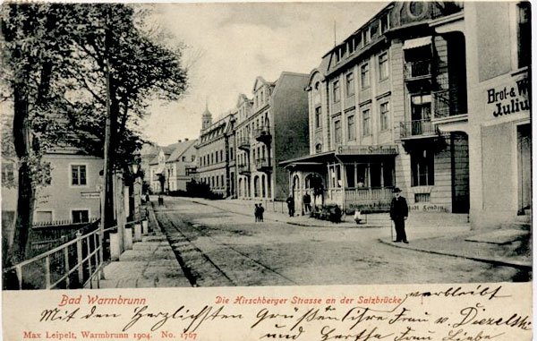 Wjazd na ulicę Jeleniogórską (Hirshbergerstrasse). Na pierwszym planie hotel Stadt London, w tle – urząd pocztowy.