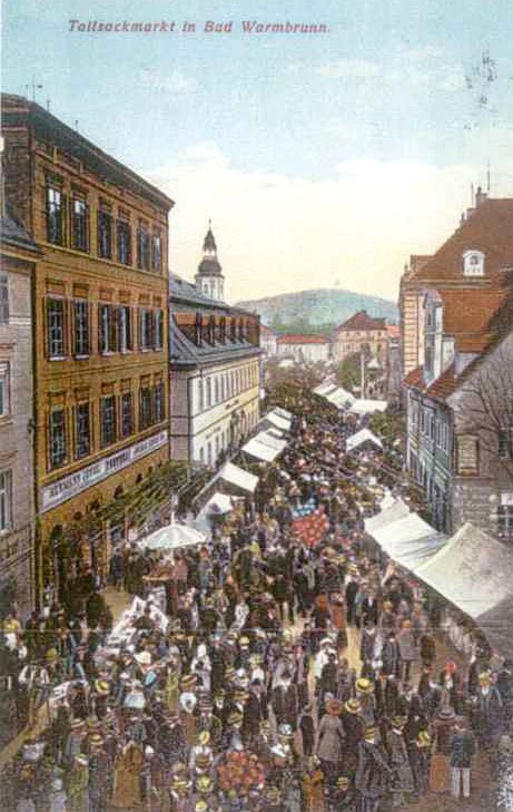 Kiermasz na Schlossplatz – tłumy zainteresowanych.