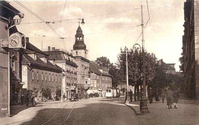 Za 13 minut piąta: o tej porze fotograf nacisnął spust aparatu: po lewej – zegar uliczny.
