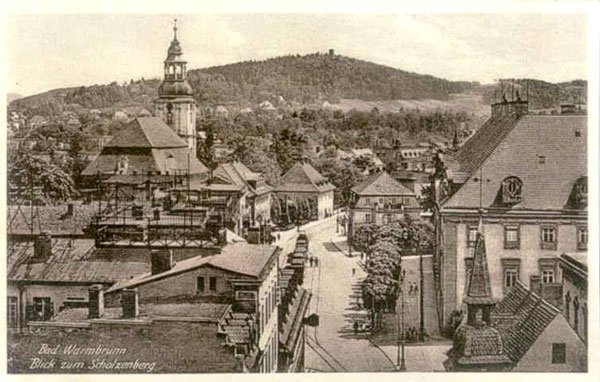 Panorama placu Zamkowego i ulicy Jeleniogórskiej z wieży kościoła katolickiego. Szkoda, że dziś jest ona niedostępna dla zwiedzających.