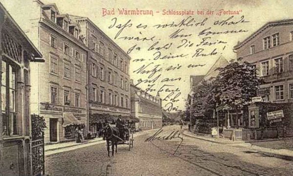 Plac Piastowski (Schlossplatz) u wylotu w kierunku Sobieszowa. Po lewej weranda jednego z pensjonatów.