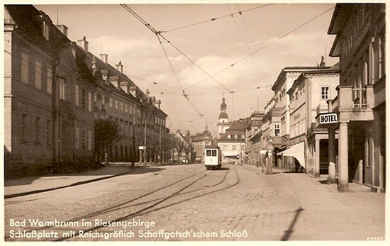 Jeszcze jedna panorama placu z tramwajem.