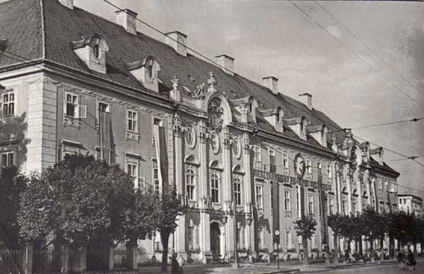 I już Polska Rzeczpospolita Ludowa: w zamku Schaffgotchów był najpierw Dom Harcerza, później siedziba Filii Politechniki Wrocławskiej.