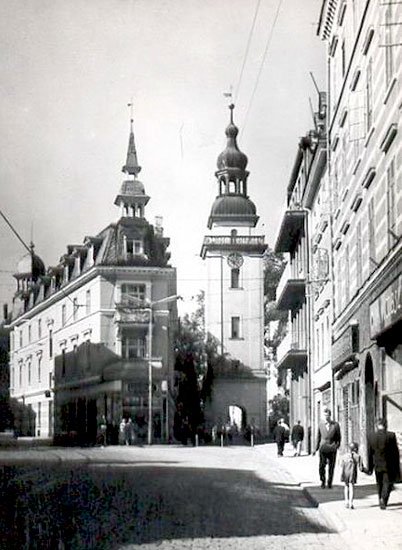 Spacer placem Piastowskim w latach 60-tych. Po prawej popularne do dziś delikatesy. W tle obskurna latarnia.