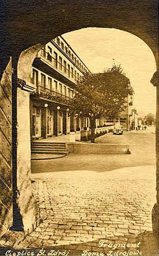Widok na Dom Zdrojowy i plac z bramy kościoła św. Jana Chrzciciela.