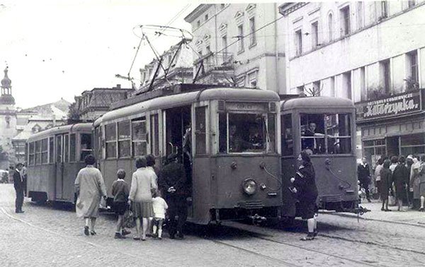 Kolejka przed „Katarzynką” i pasażerowie wsiadający do tramwaju na placu Piastowskim.