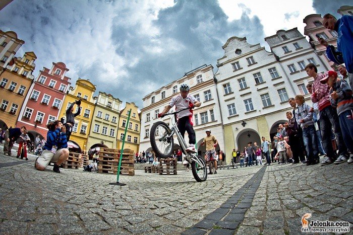 ekstremalna-jazda-na-rowerach-w-centrum-miasta-28303