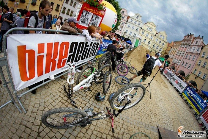 ekstremalna-jazda-na-rowerach-w-centrum-miasta-28303