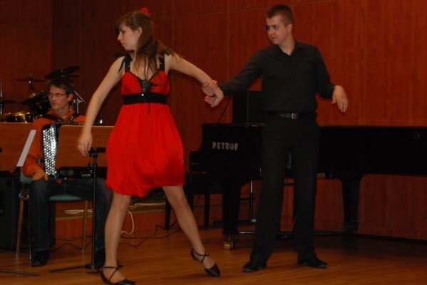 z-muzyka-i-czerwona-roza-do-lata-28357