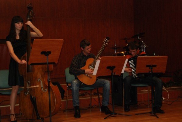 z-muzyka-i-czerwona-roza-do-lata-28357