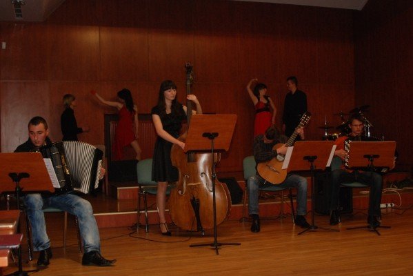 z-muzyka-i-czerwona-roza-do-lata-28357