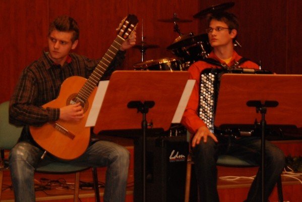 z-muzyka-i-czerwona-roza-do-lata-28357