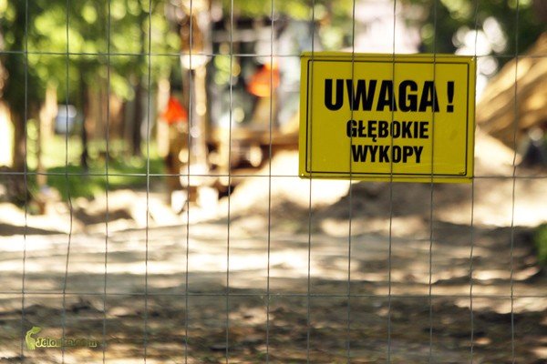 w-parku-zdrojowym-jak-na-placu-budowy-28458