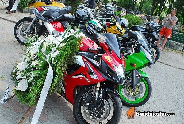 asfaltu-wstega-pusta-znow-pozegnanie-motocyklisty-28521