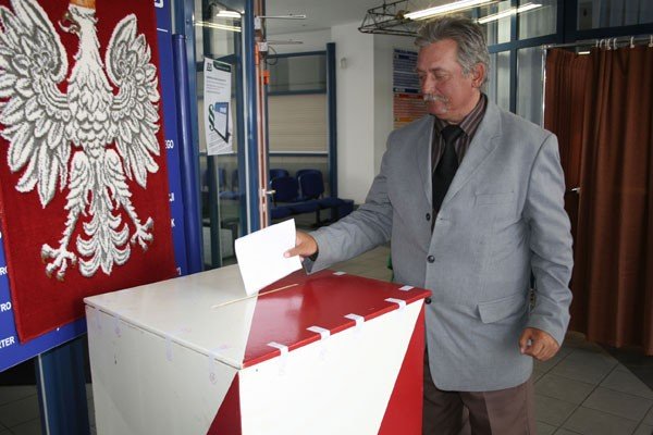 Głosowanie odbywa się w tych samych lokalach, co dwa tygodnie temu, podczas pierwszej tury.