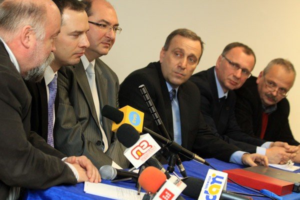Lokalna wierchuszka Platformy Obywatelskiej ze swoim liderem, Grzegorzem Schetyną. Książnica Karkonoska, styczeń 2010