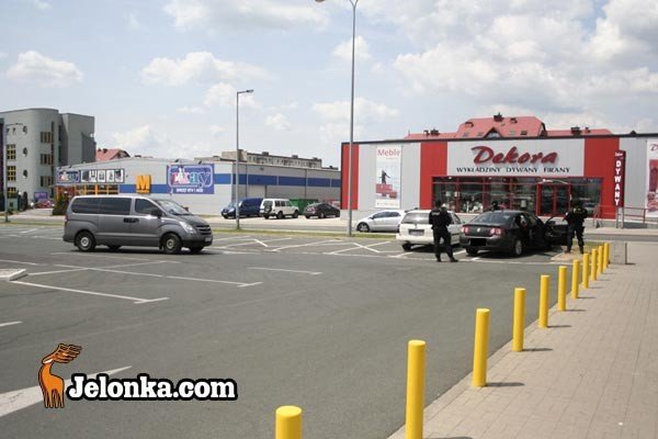 Pasażer i kierowca tego passata zostali po akcji wypuszczeni i nie mają związku ze sprawą.